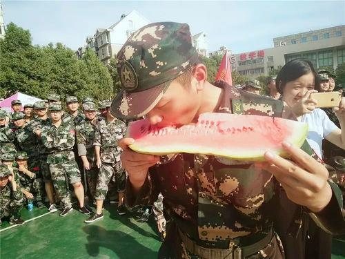 军人吃瓜群众吃瓜视频播放,揭秘吃瓜视频背后的热辣话题