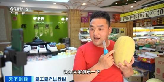 群众吃瓜直播视频,群众围观吃瓜,揭秘网络直播背后的趣味与争议