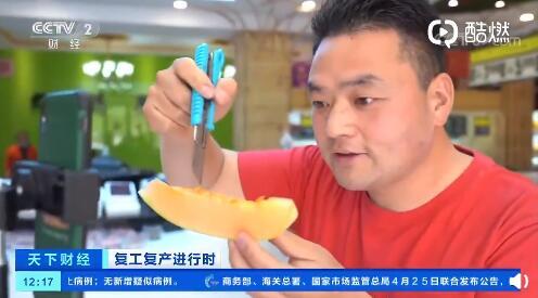 群众吃瓜直播视频,群众围观吃瓜,揭秘网络直播背后的趣味与争议