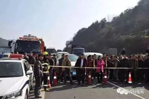 吃瓜群众围观民航起飞,吃瓜群众围观的热闹一幕