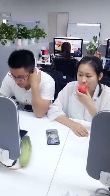 我当个吃瓜群众汉译英,An Onlooker's Perspective: The Story of 'Eating Melons as a Spectator'